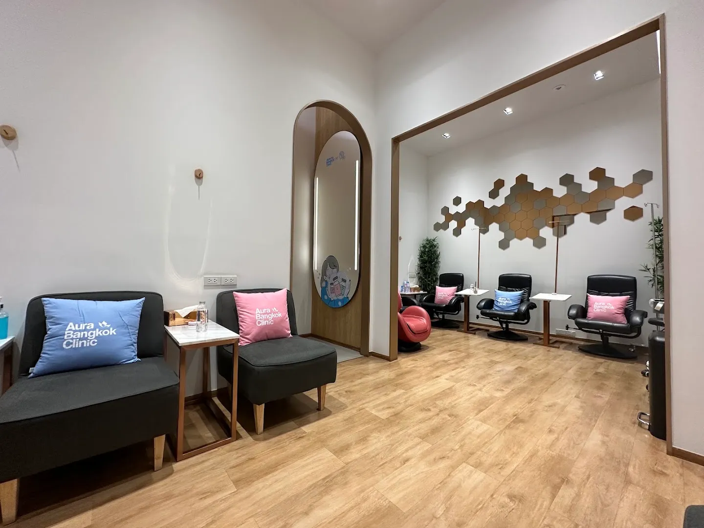 Aura Bangkok Clinic, Ngamwongwan