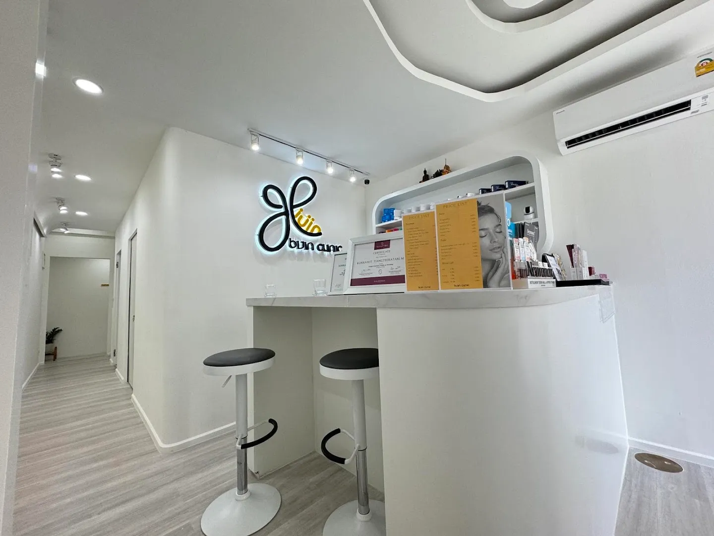 Bijin Clinic, Wongwian Yai