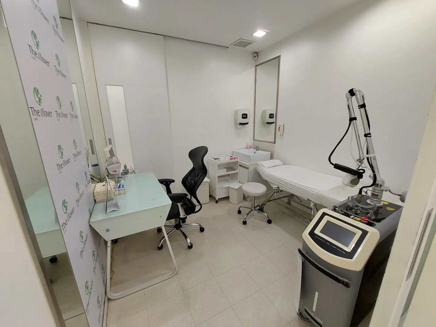 The Clover Clinic, Rama 3